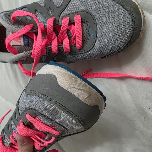 Nike Women’s Revolution 2 Athletic Shoes Size 9 Gray with Pink Laces - Picture 8 of 10